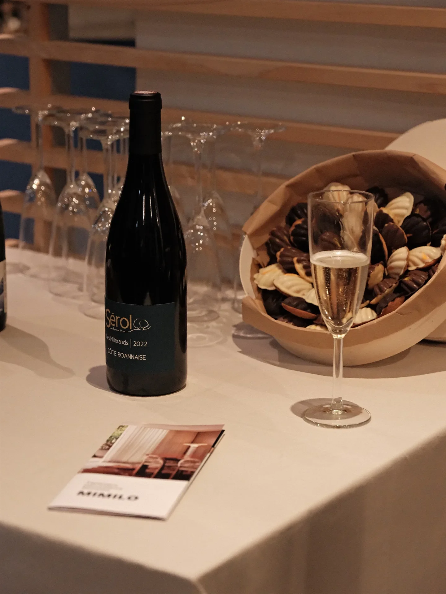 Vin de la Côte Roannaise et madeleines servis lors de la soirée Mimilo
