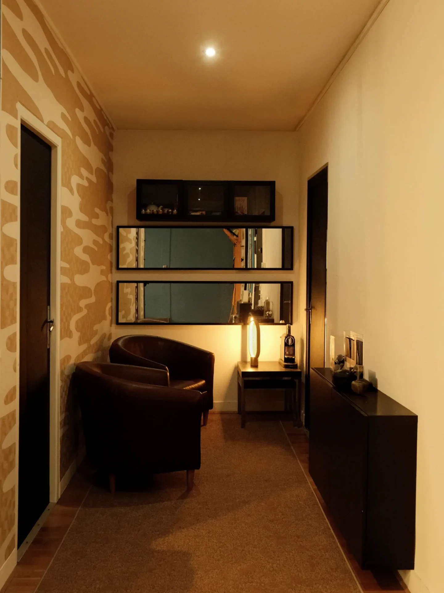 Espace d’accueil d’Oxyform réaménagé : fauteuils en cuir cognac et tapis sur mesure