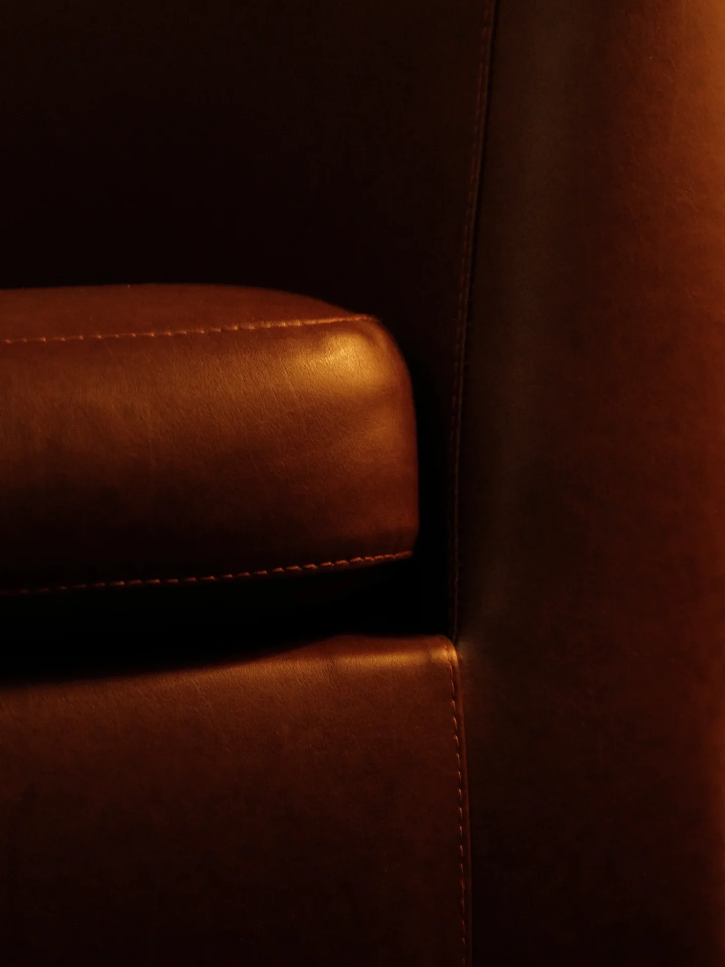 Détail du cuir cognac d’un fauteuil réhabillé par Mimilo