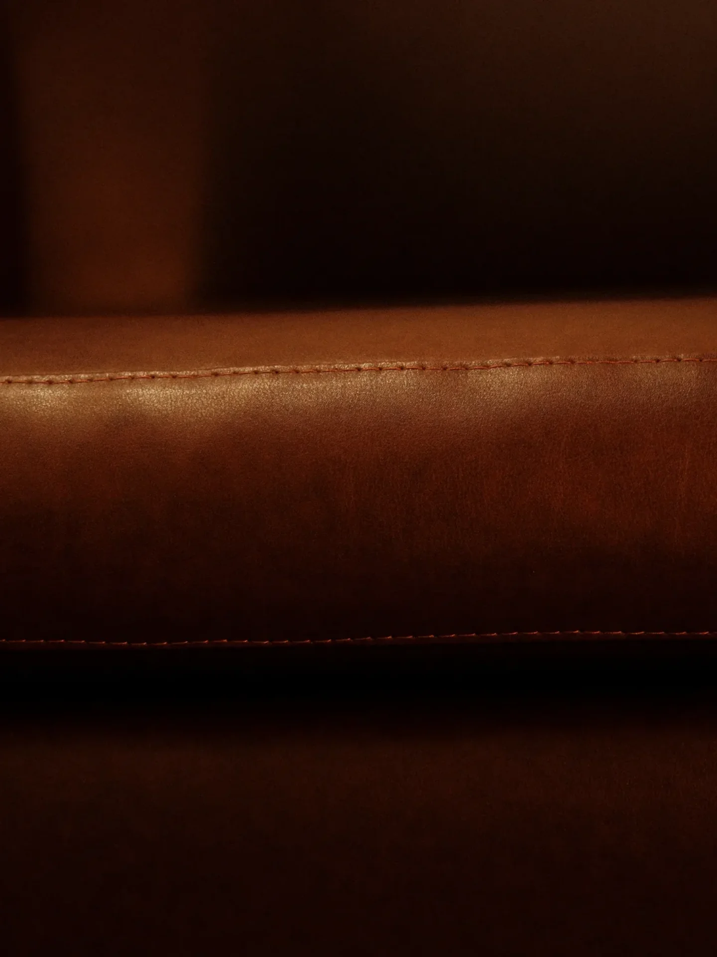 Accoudoir en cuir cognac, détail de la réfection d’assise
