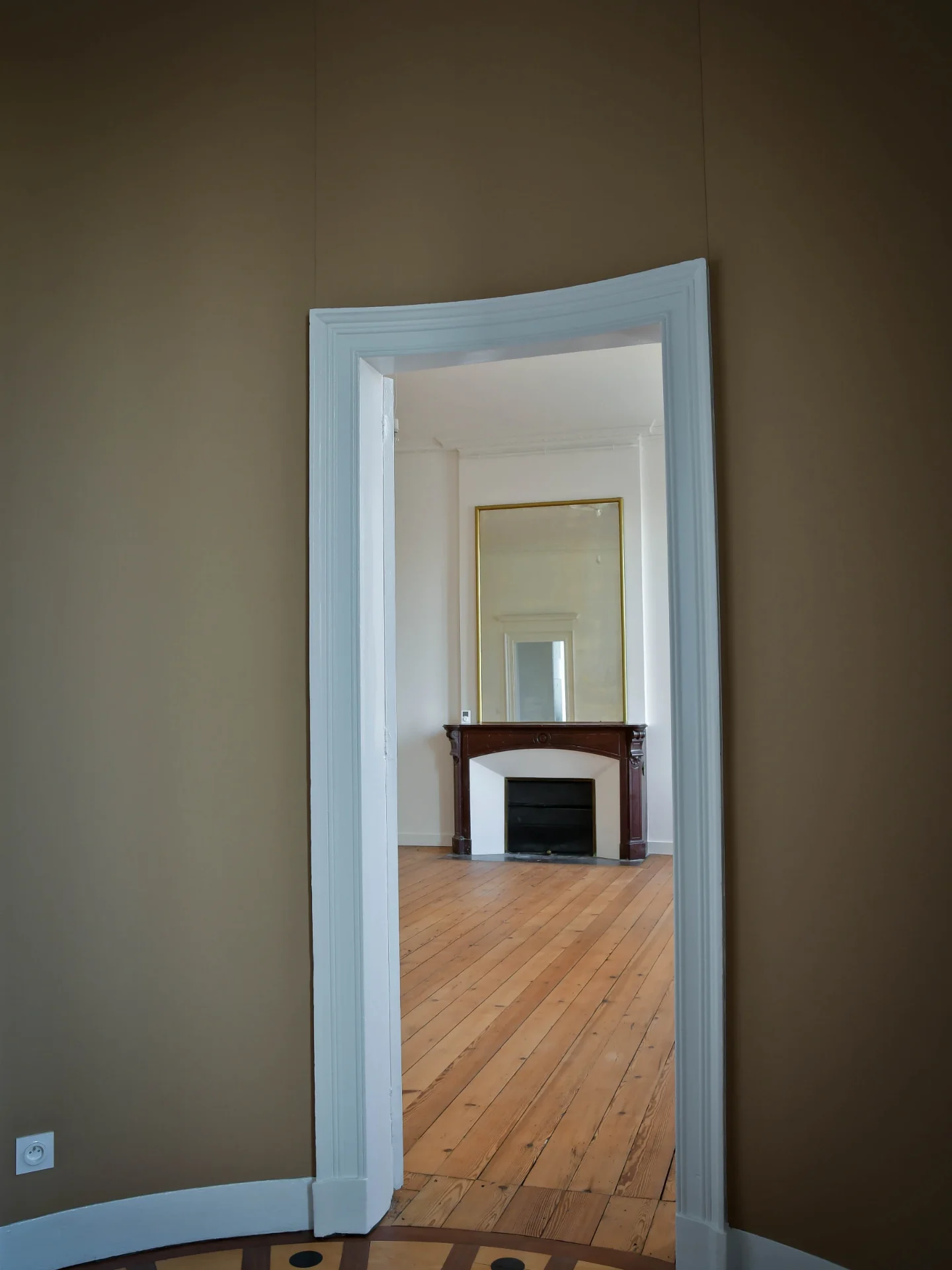 Murs en tissu tendu dans un hôtel particulier bordelais, enfilade de pièces