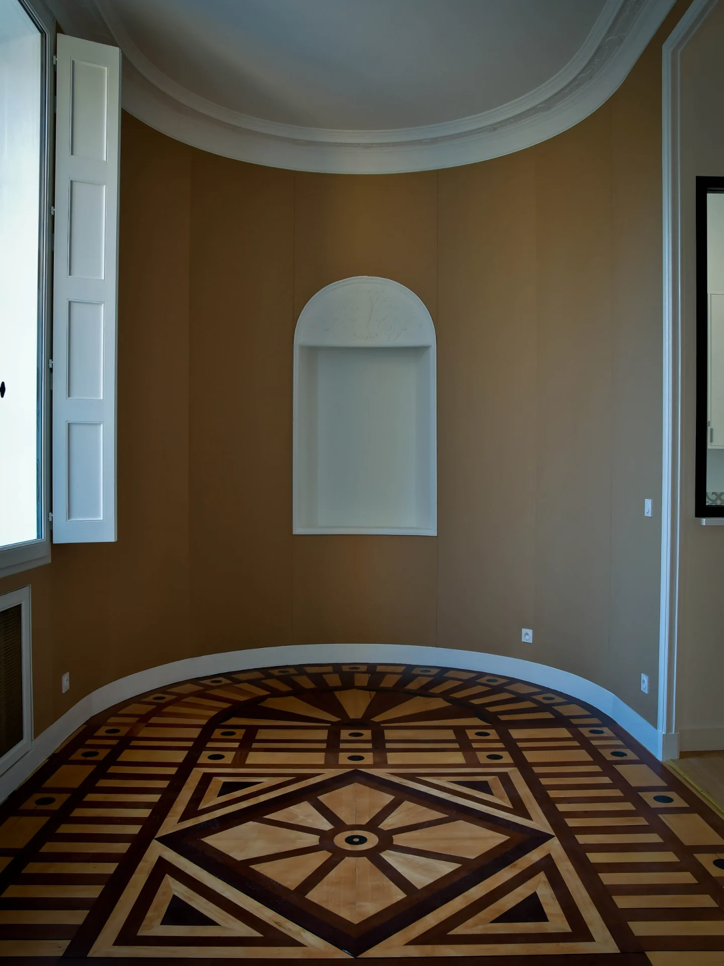 Tissu tendu sur mur courbe et parquet marqueté, réalisation Mimilo