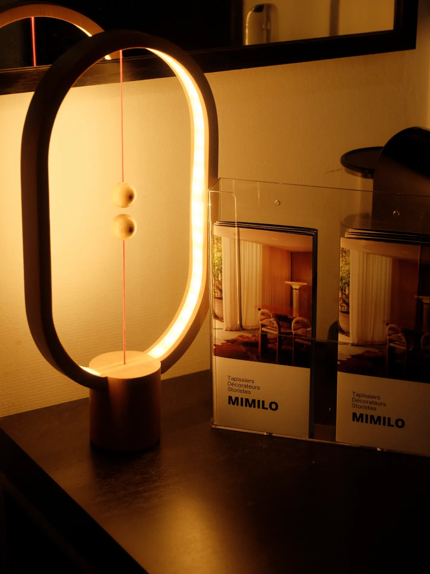 Brochures Mimilo, tapissier décorateur à Bordeaux, dans l’espace d’accueil d’Oxyform
