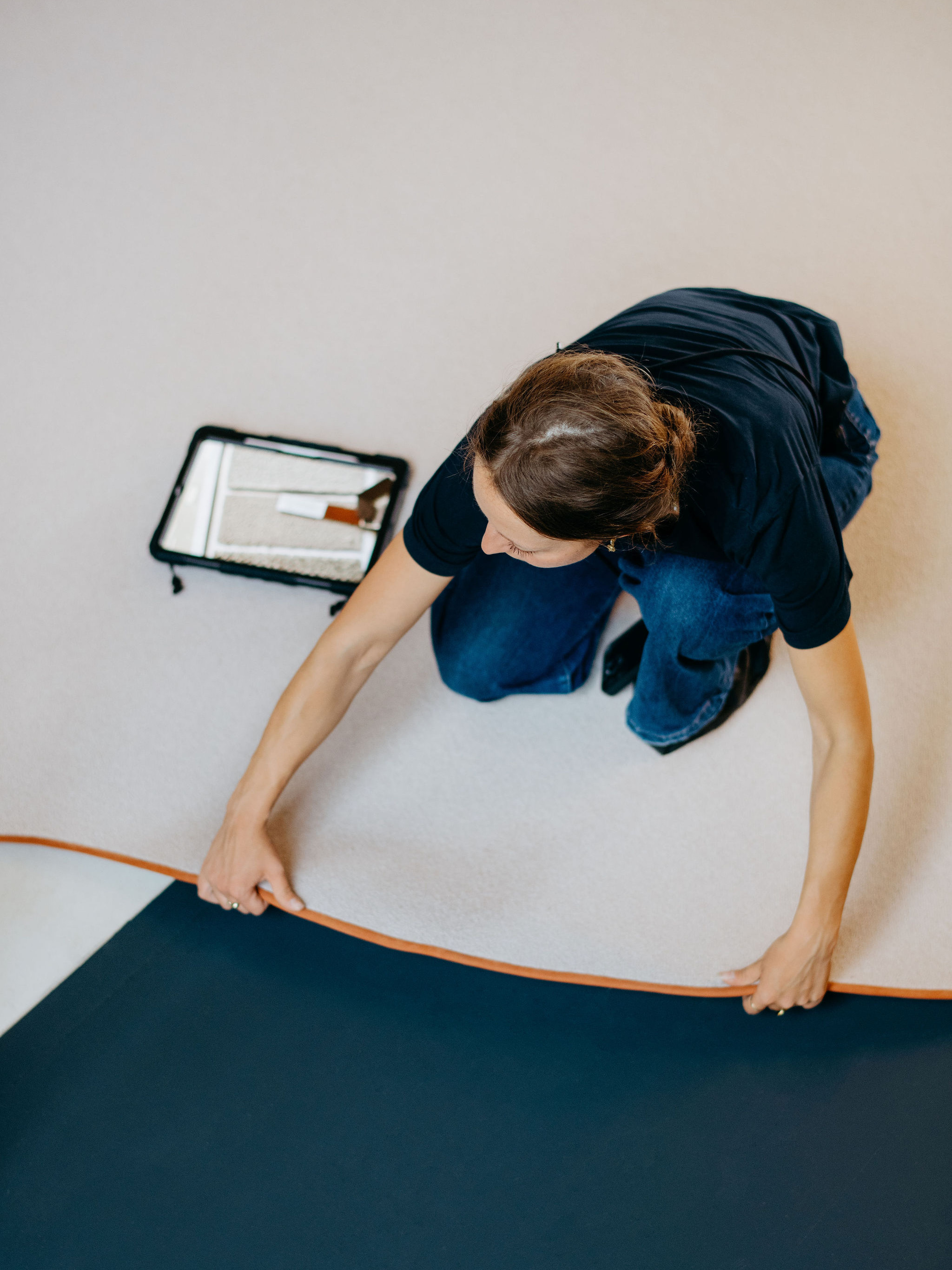 mimilo-tapissier-bordeaux-projet-eole-11 Pose du tapis sur mesure, découpe à la main