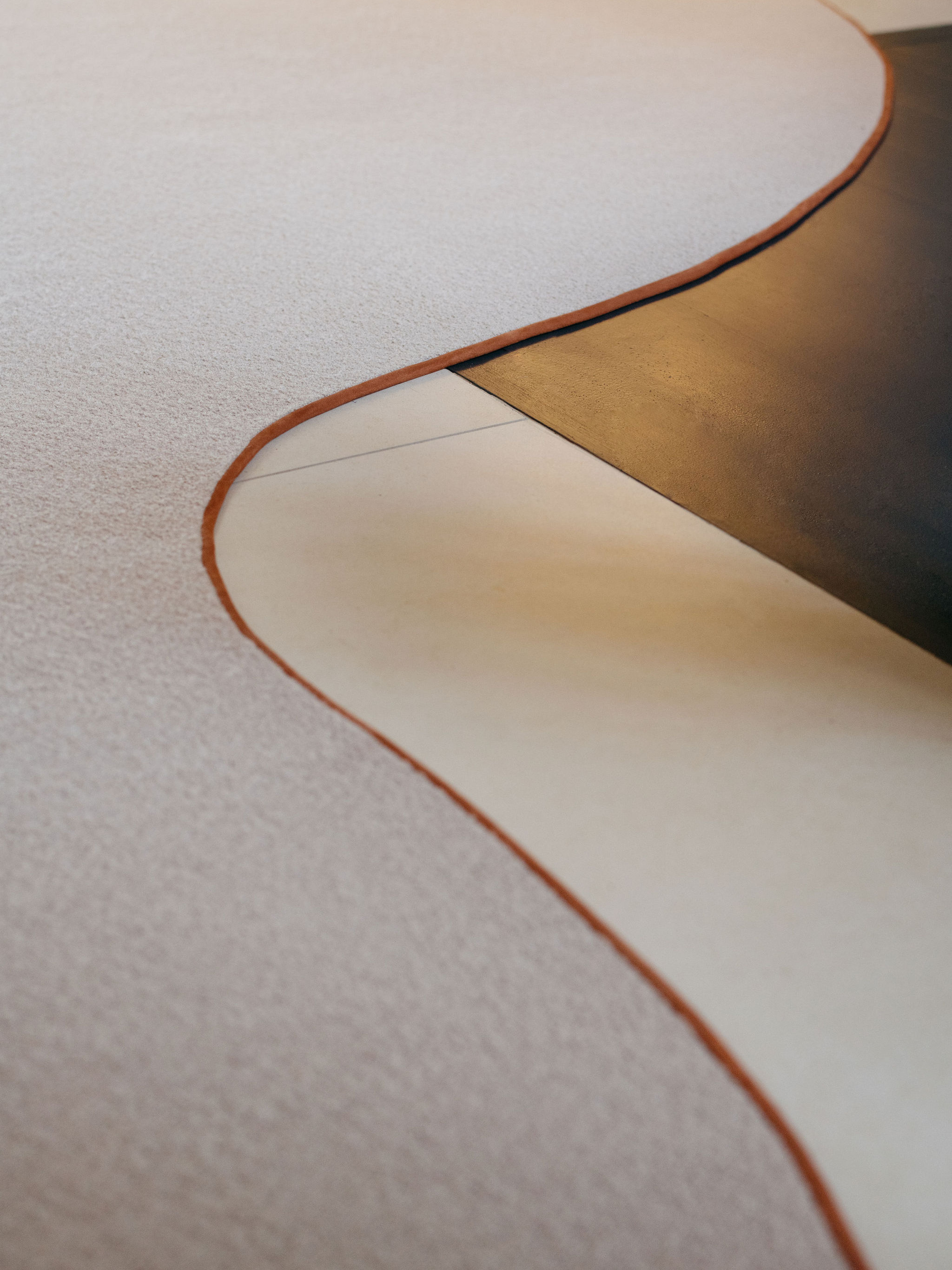 mimilo-tapissier-bordeaux-projet-eole-12 Tapis sur mesure, bordure cuir et découpe courbe