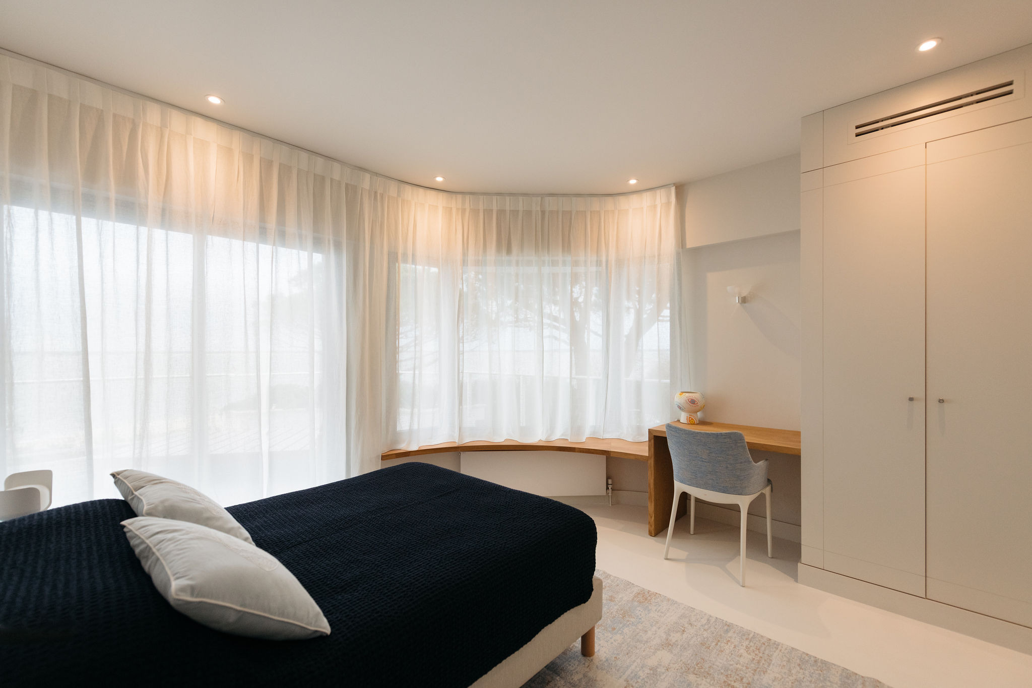 mimilo-tapissier-bordeaux-projet-eole-18 Chambre, voilages sur rail cintré et lit habillé de noir