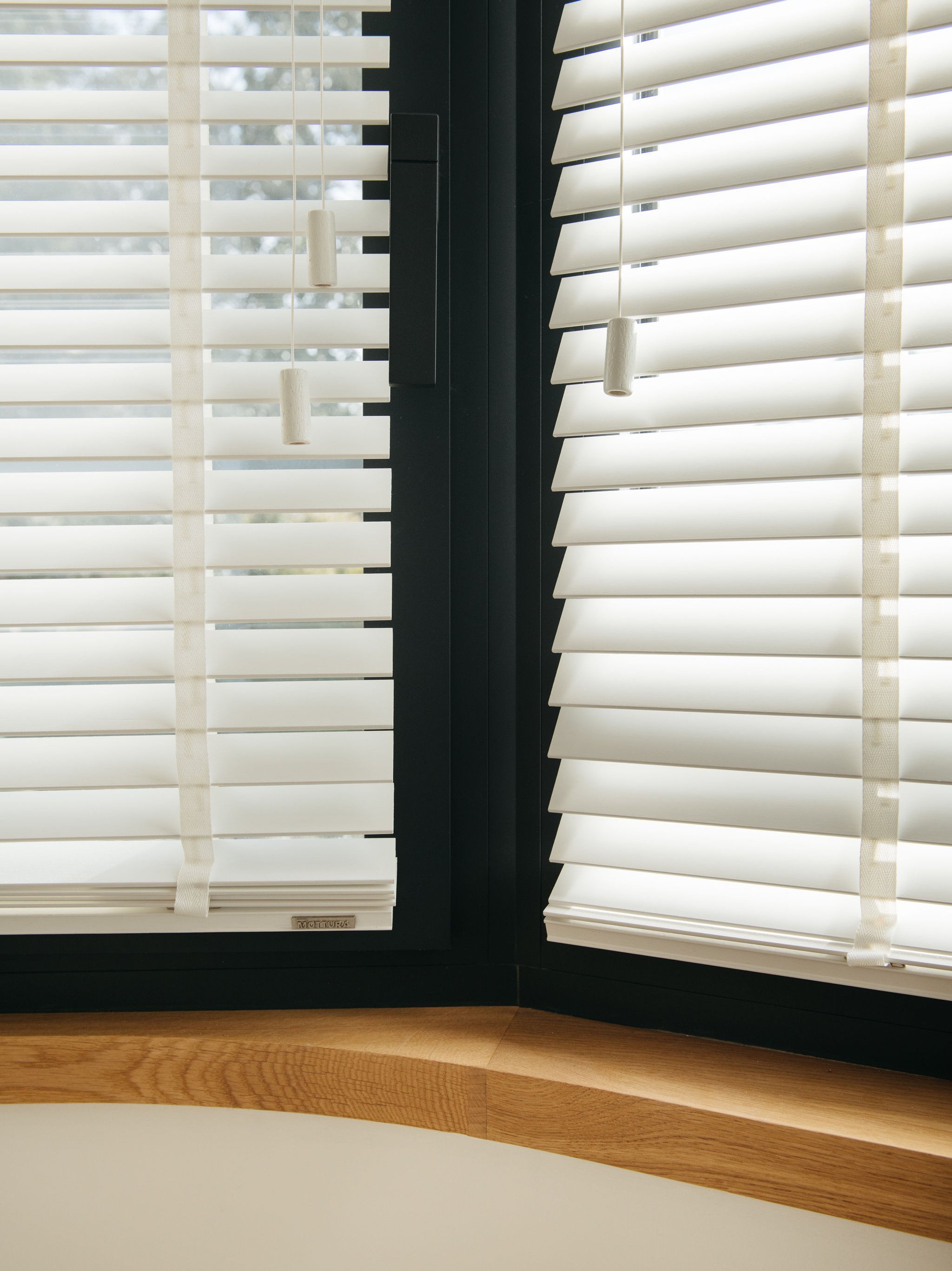 mimilo-tapissier-bordeaux-projet-eole-25 Store vénitien bois, détail sur fenêtre cintrée