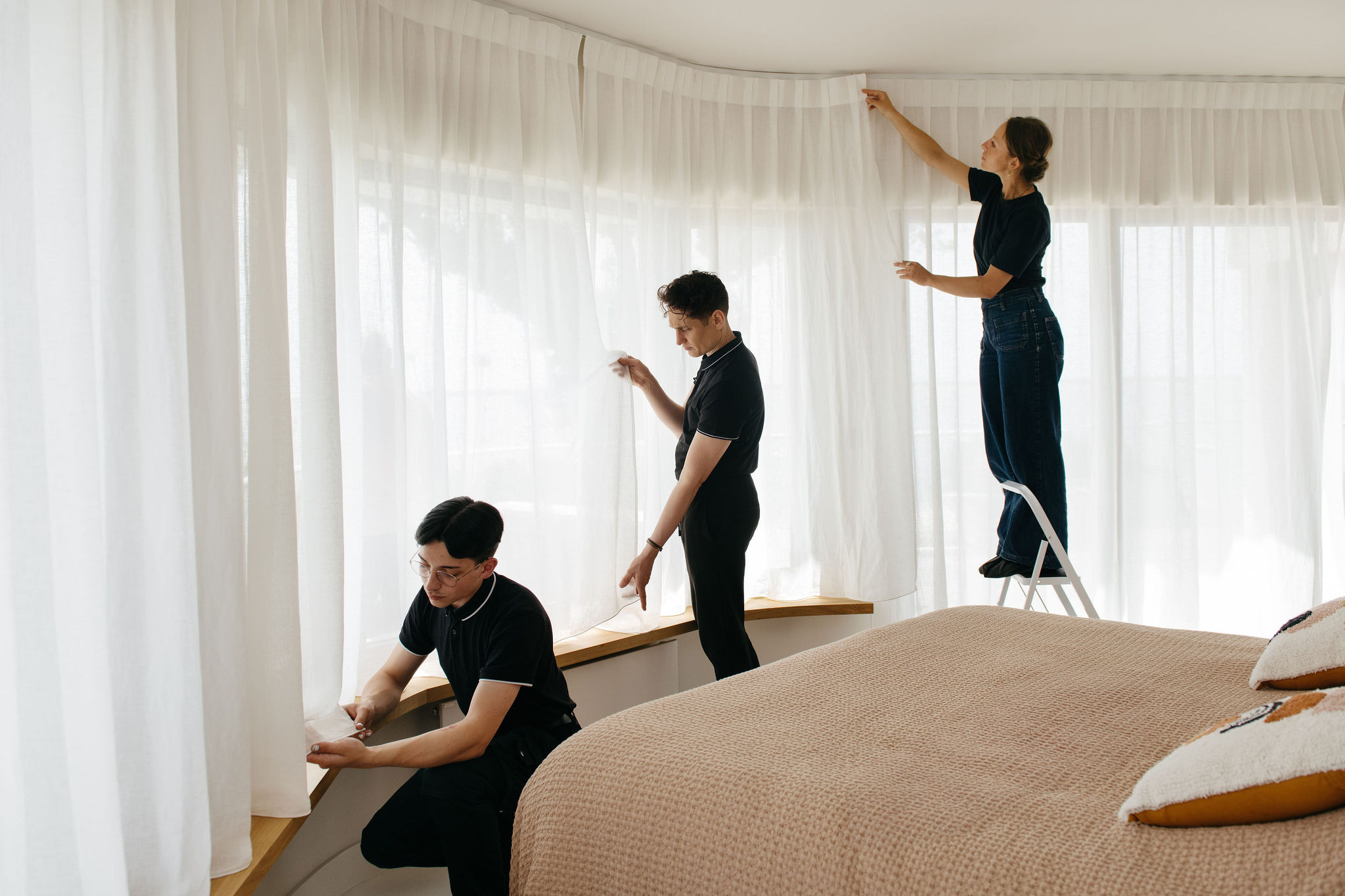mimilo-tapissier-bordeaux-projet-eole-31 Équipe Mimilo posant les voilages de la chambre